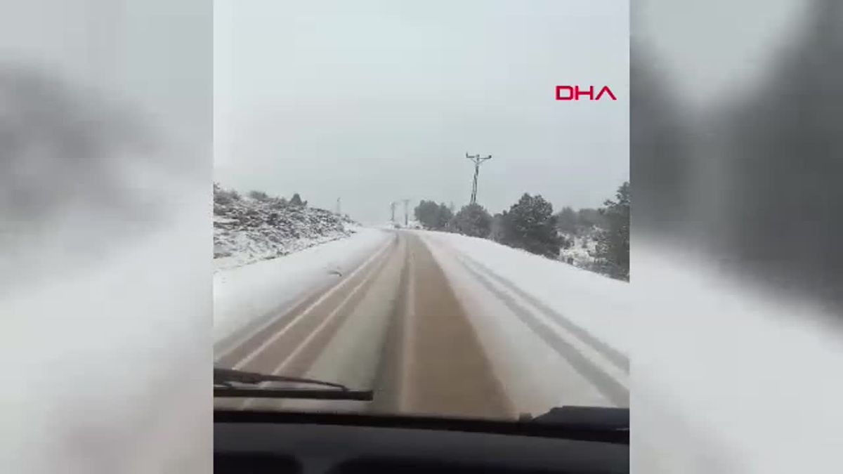 Mersin\'de Öğrenci Servisi Kar Nedeniyle Devrildi