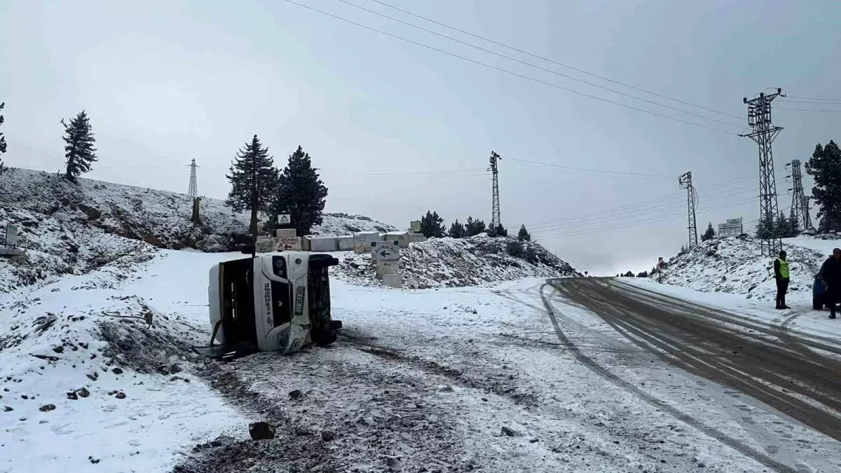 Erdemli\'de Servis Minibüsü Devrildi