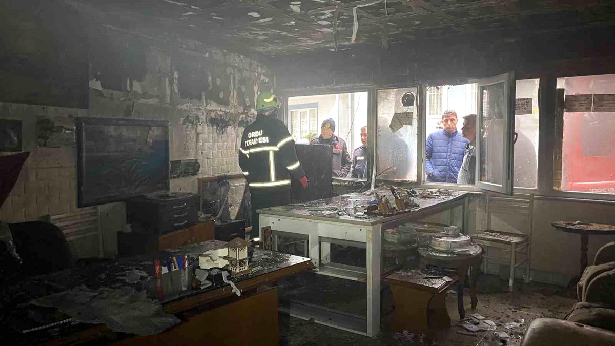 Ünye\'de Emlakçı Yangını: İş Yeri Küle Döndü