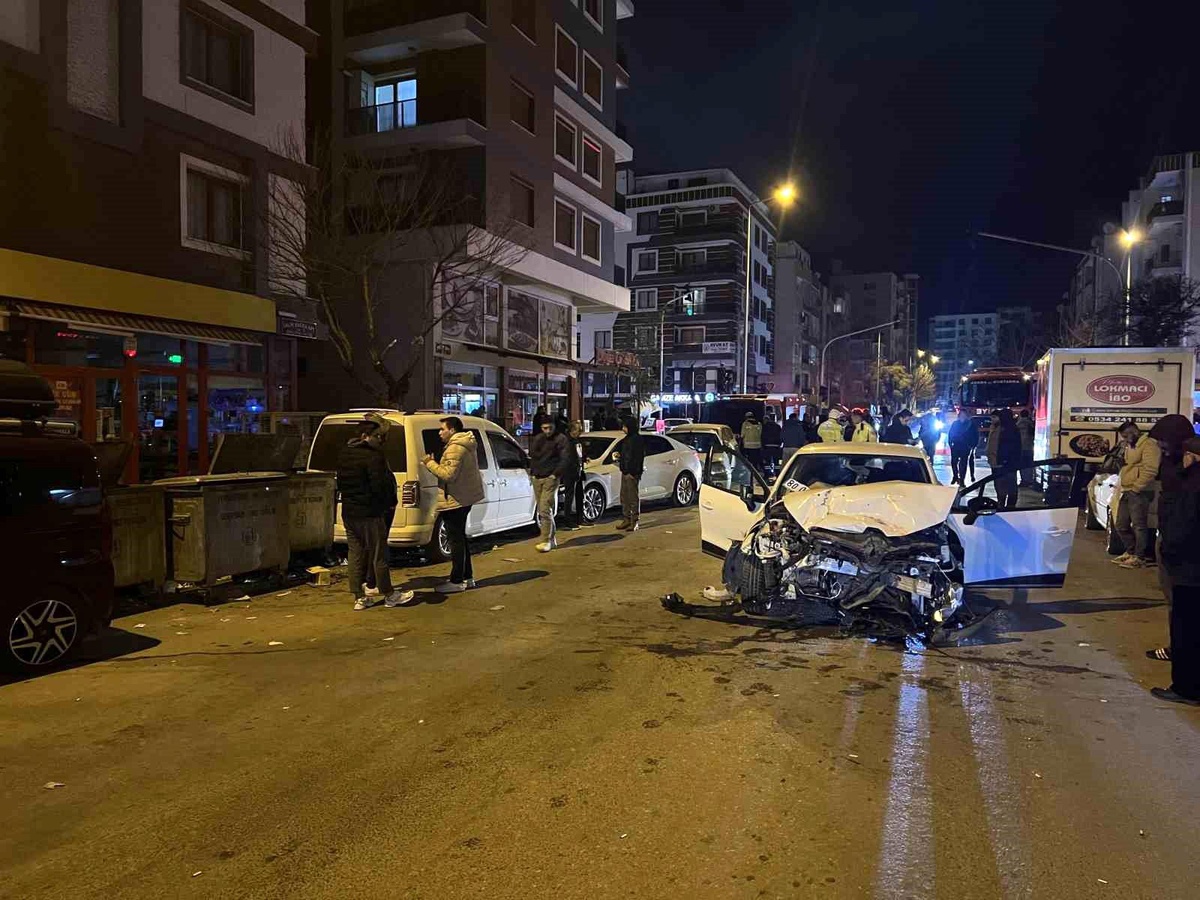 Manisa\'da İtfaiye Aracı Kaza Yaptı