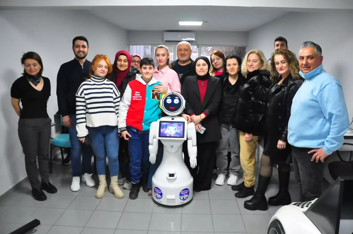 Manisa\'da Yapay Zeka Entegre Robotlarla Sürücü Eğitimi Başladı