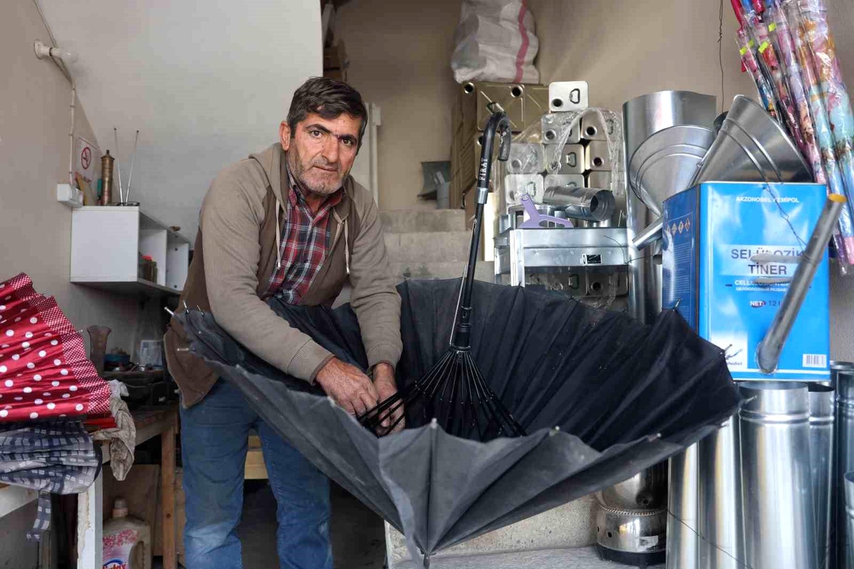 Hatay\'da Şemsiye Tamirine İlgi Arttı