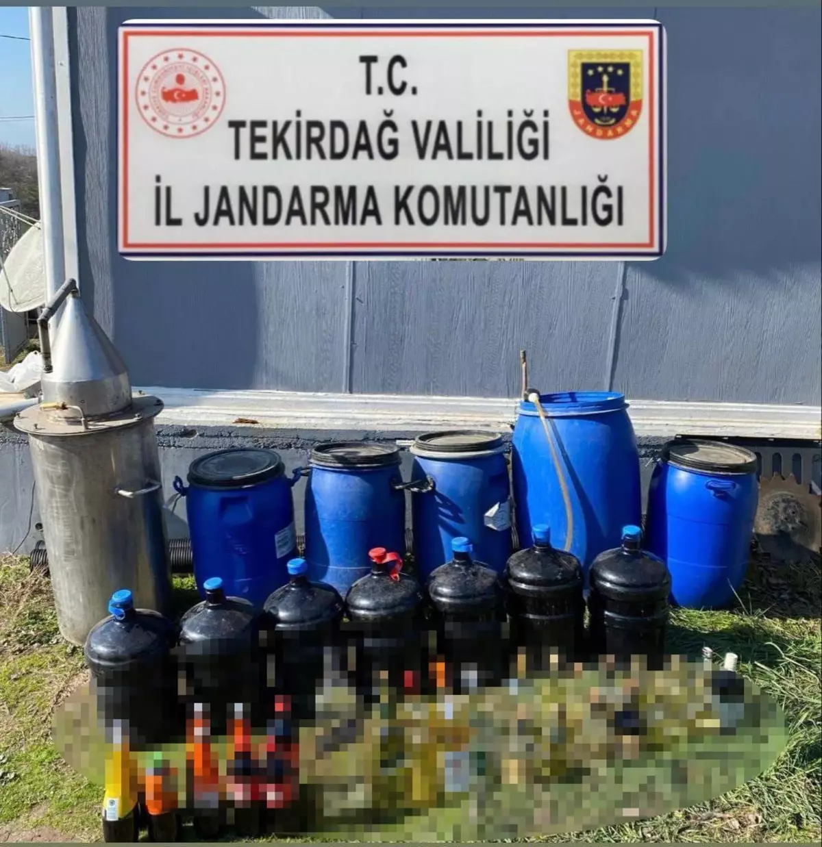 Tekirdağ\'da Jandarma Operasyonu: 694 Litre Sahte İçki Ele Geçirildi