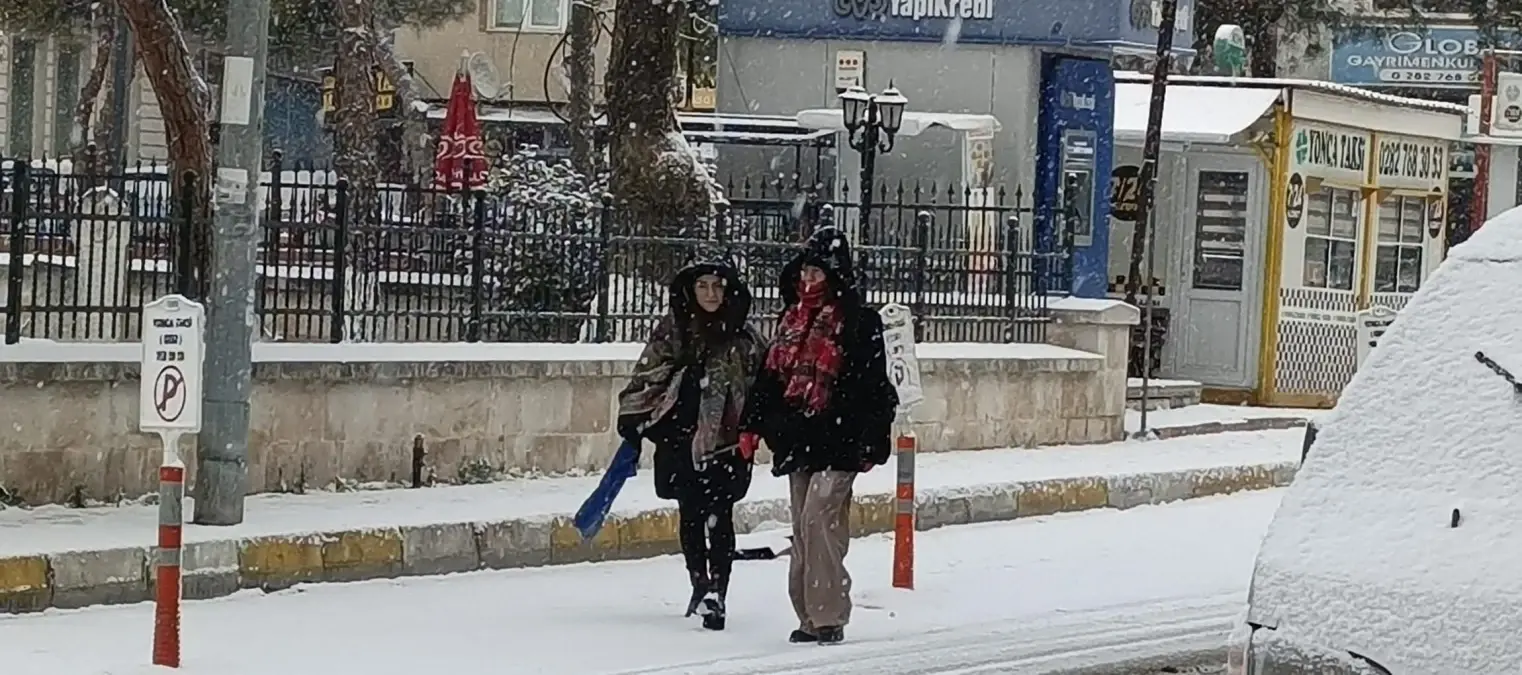 Tekirdağ\'ın Saray İlçesi Kar Yağışı ile Beyaza Büründü