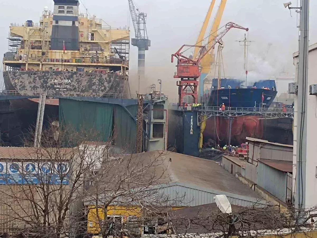 Tuzla Tersanesi\'nde Gemide Yangın