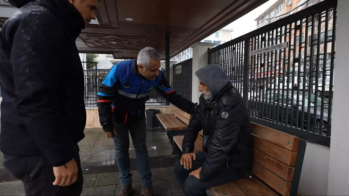 Üsküdar Belediyesi, Soğuk Havada Sokakta Kalanları Otellere Yerleştiriyor