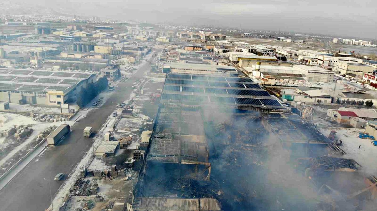 Afyonkarahisar\'da Fabrika Yangını Kontrol Altına Alındı