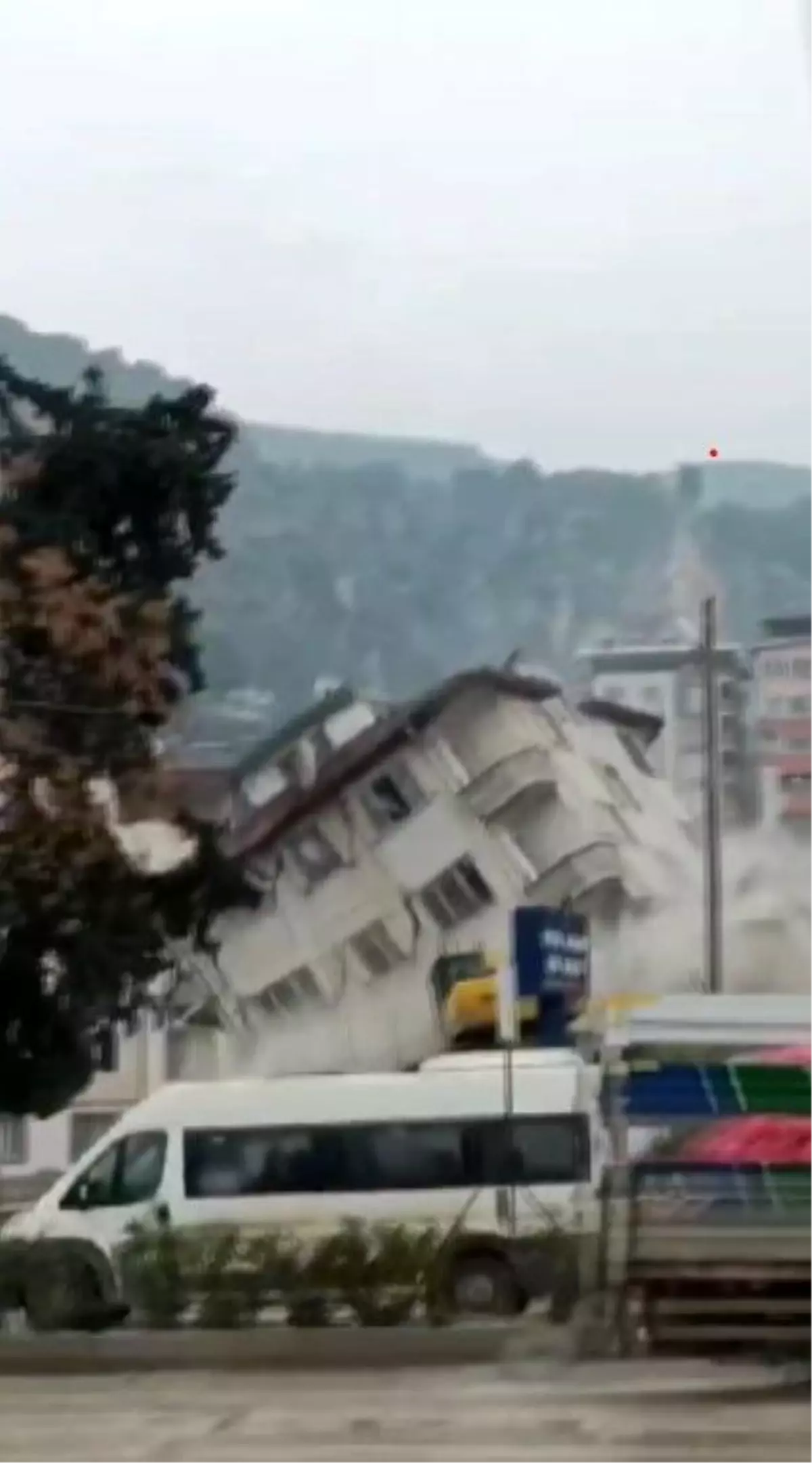 Antakya\'da Binanın Yıkımında Kaza Anı