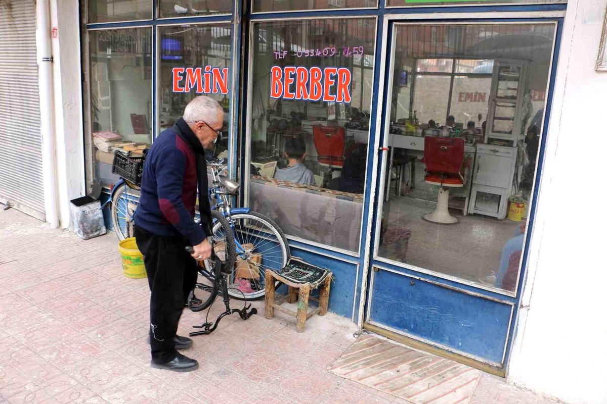 77 Yaşında Çok Yetenekli Berber