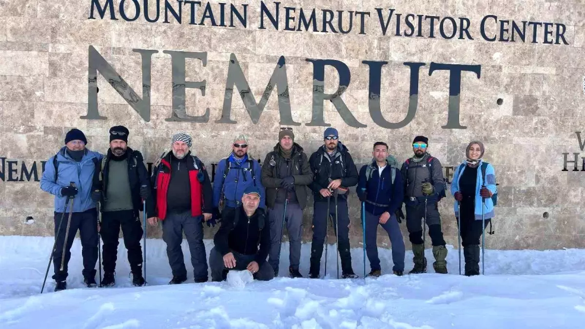 Adıyamanlı dağcılar karla kaplı Nemrut Dağı\'na tırmandı