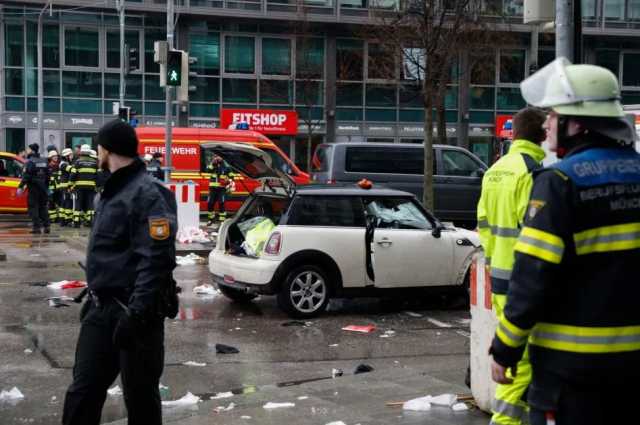 Almanya'da bir araç kalabalığın arasına daldı: 2'si ağır 20 yaralı var