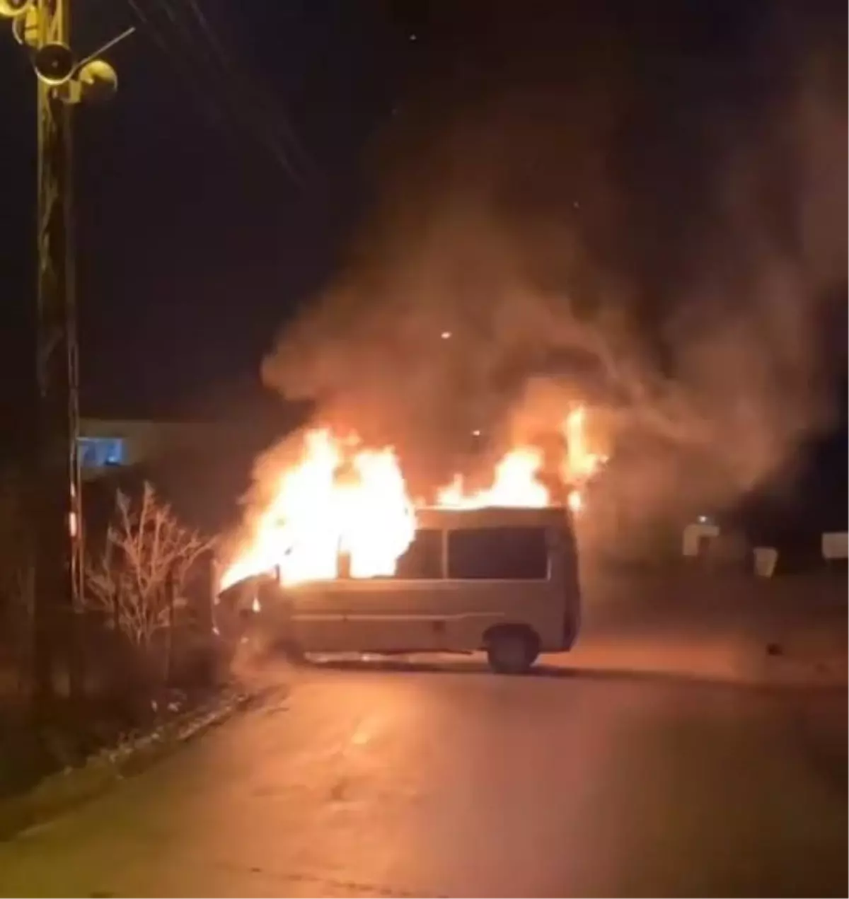 Amasya\'da Seyir Halindeyken Yangın Çıkan Minibüs Kullanılamaz Hale Geldi