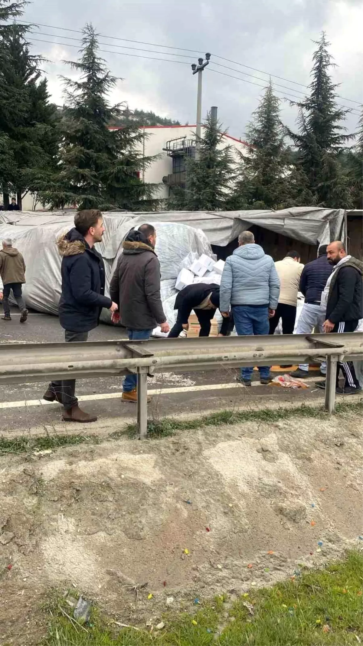 Bilecik\'te Tır Devrildi, Kuruyemişler Yola Saçıldı