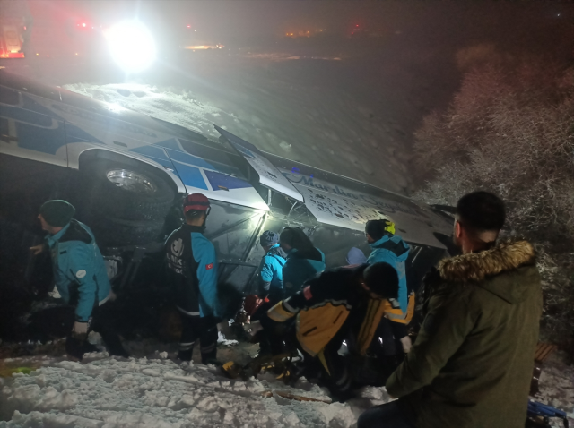 Bingöl'de yolcu otobüsü devrildi: 4 ölü, 30'dan fazla yaralı