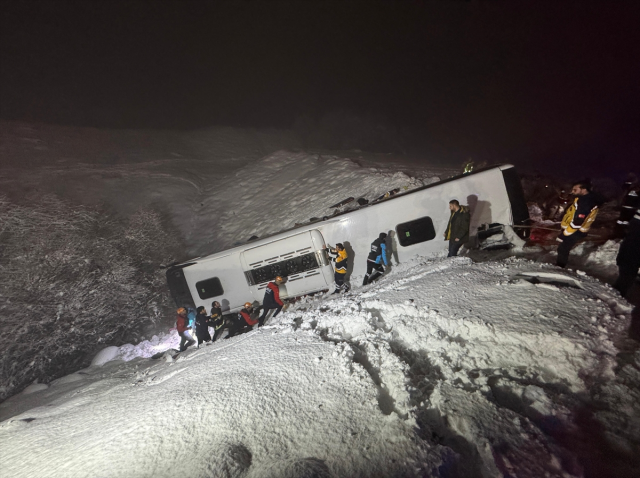 Bingöl'de yolcu otobüsü devrildi: 4 ölü, 30'dan fazla yaralı