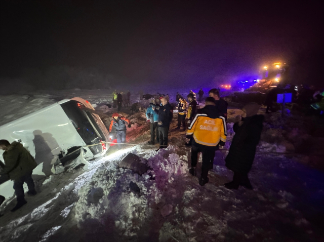 Bingöl'de yolcu otobüsü devrildi: 4 ölü, 30'dan fazla yaralı