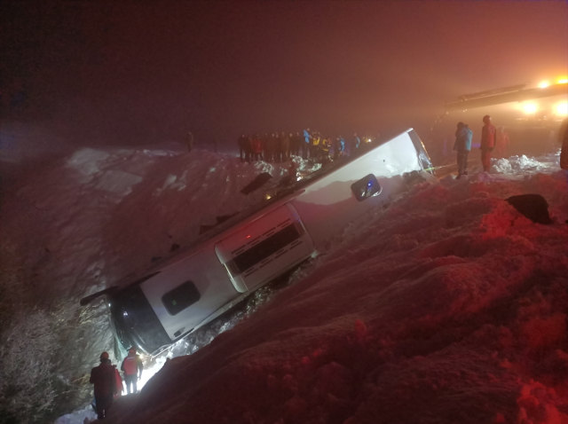 Bingöl'de yolcu otobüsü devrildi: 4 ölü, 30'dan fazla yaralı