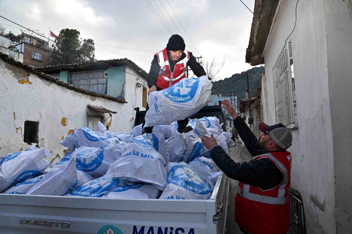 Manisa Büyükşehir Belediyesi, İhtiyaç Sahiplerine 5 Bin Çuval Odun Dağıtıyor