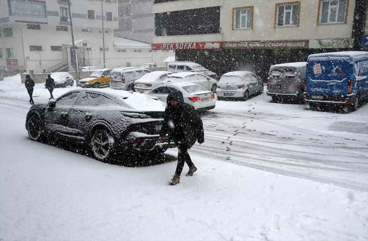 Bitlis\'te Kar Yağışı Hayatı Olumsuz Etkiliyor