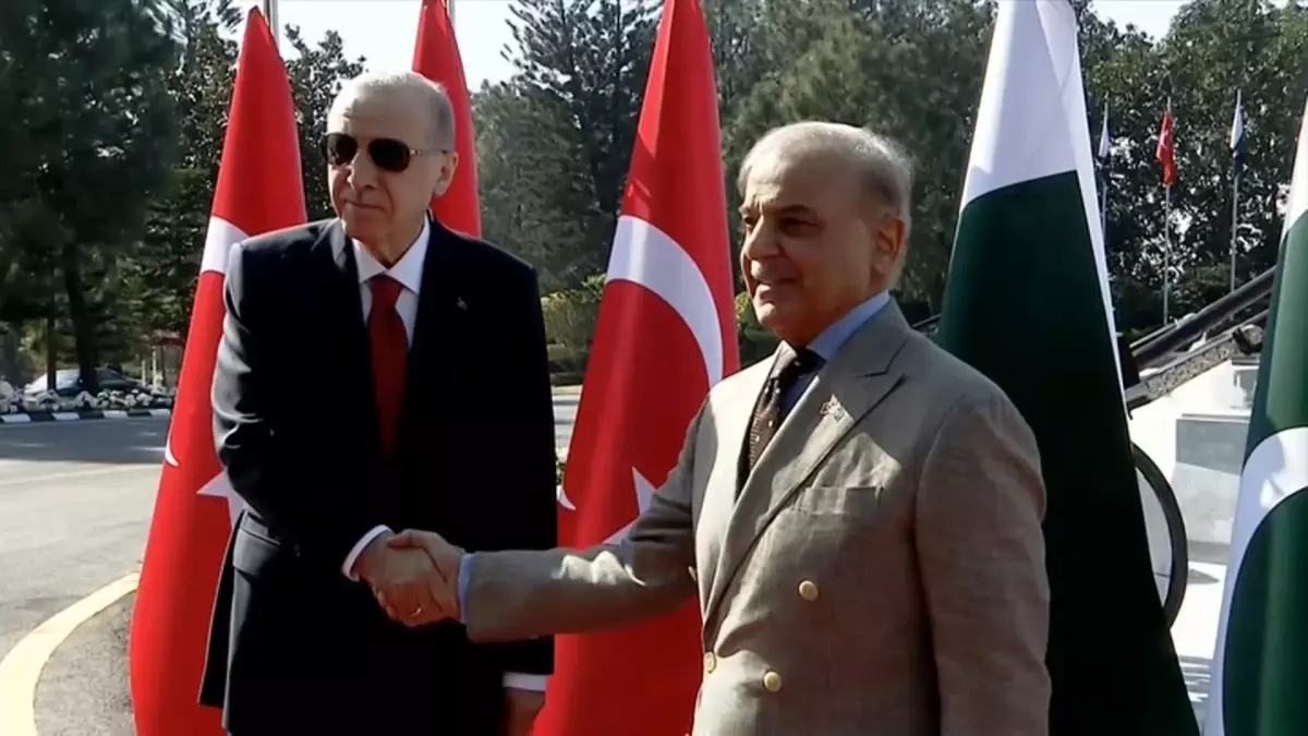 Cumhurbaşkanı Erdoğan, Pakistan\'da resmi törenle karşılandı