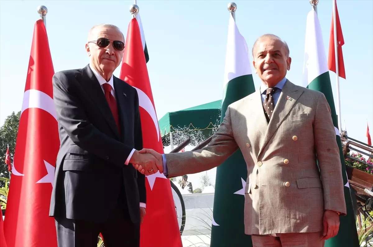 Cumhurbaşkanı Erdoğan, Pakistan\'da resmi törenle karşılandı