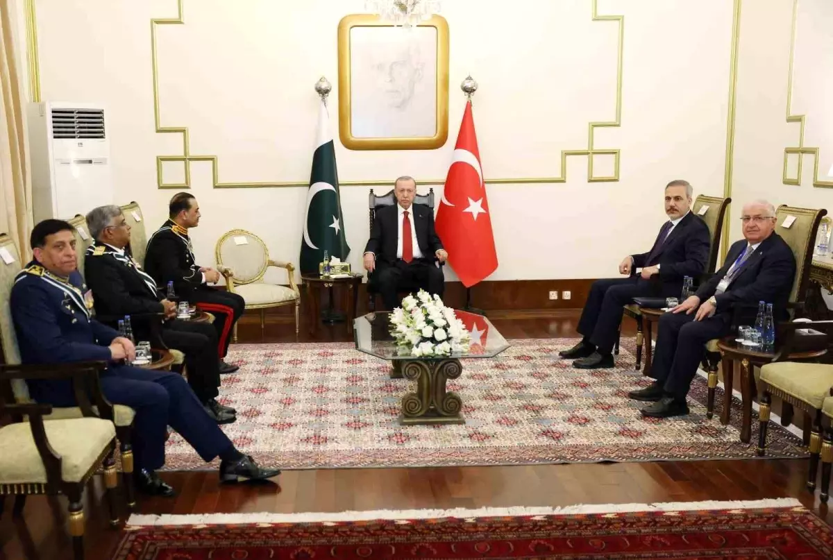 Cumhurbaşkanı Erdoğan, Pakistan\'da Askeri Komutanları Kabul Etti