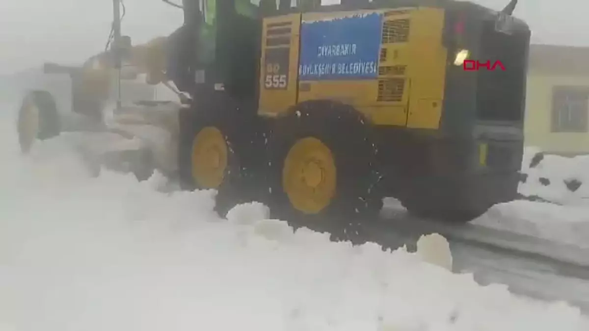 Diyarbakır\'da Kar Yağışı Sonrası Kapanan Yollar Açılmaya Başladı