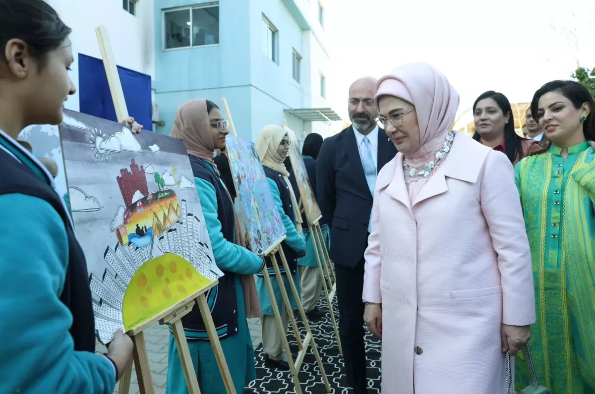 Emine Erdoğan, İslamabad\'da Pak-Türk Maarif Uluslararası Okulları\'nı ziyaret etti