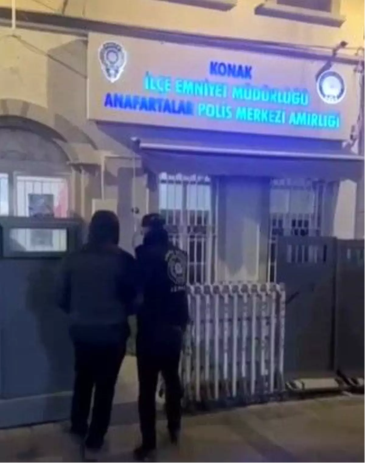 İzmir\'de Hapis Cezalı İki Kişi Yakalandı