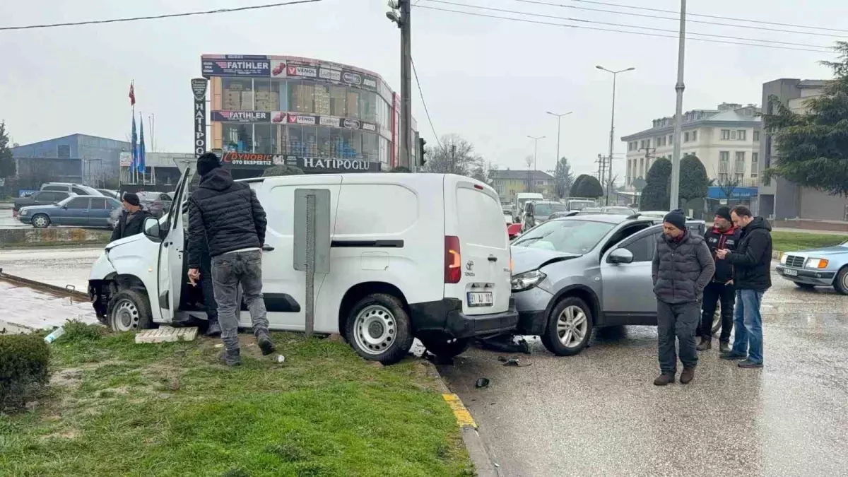 Düzce\'de Trafik Kazası: 5 Yaralı
