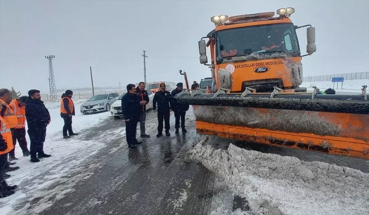 Kırşehir\'de Kar Yağışı ve Ulaşım Çalışmaları