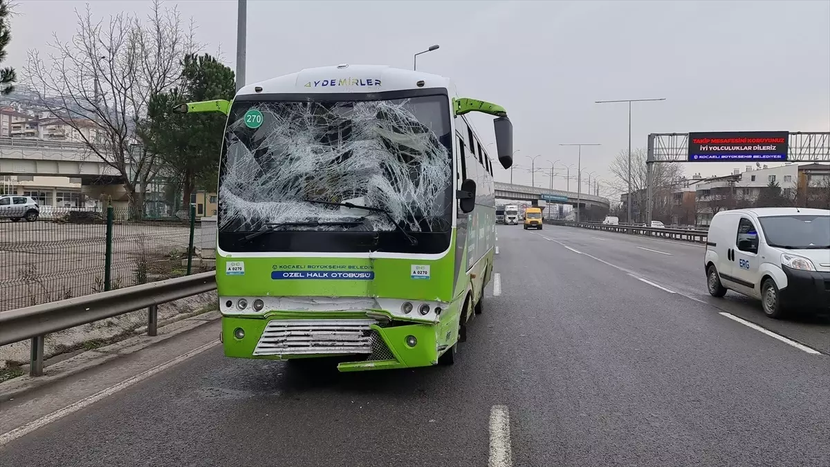 Özel halk otobüsü şoförü direksiyonda fenalaştı, kazanın eşiğinden dönüldü