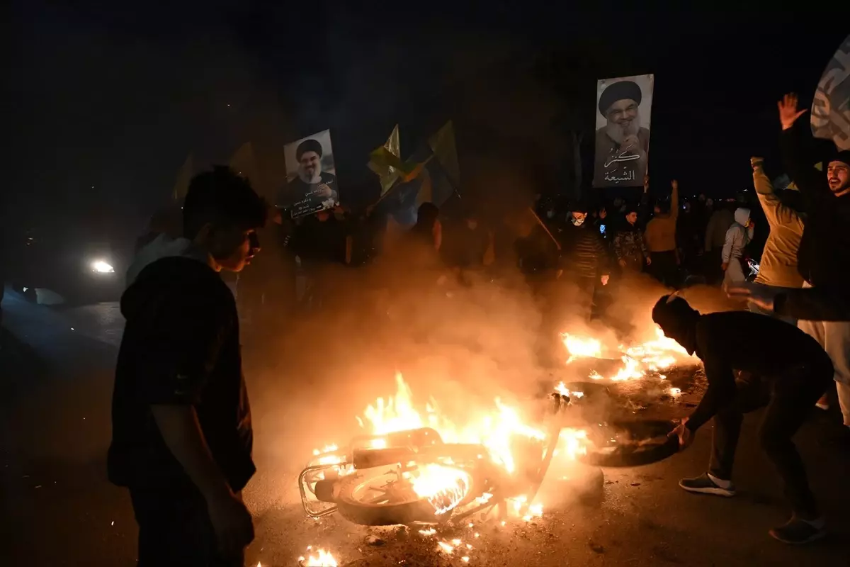 Lübnan, İran uçağına izin vermeyince protesto gösterileri başladı