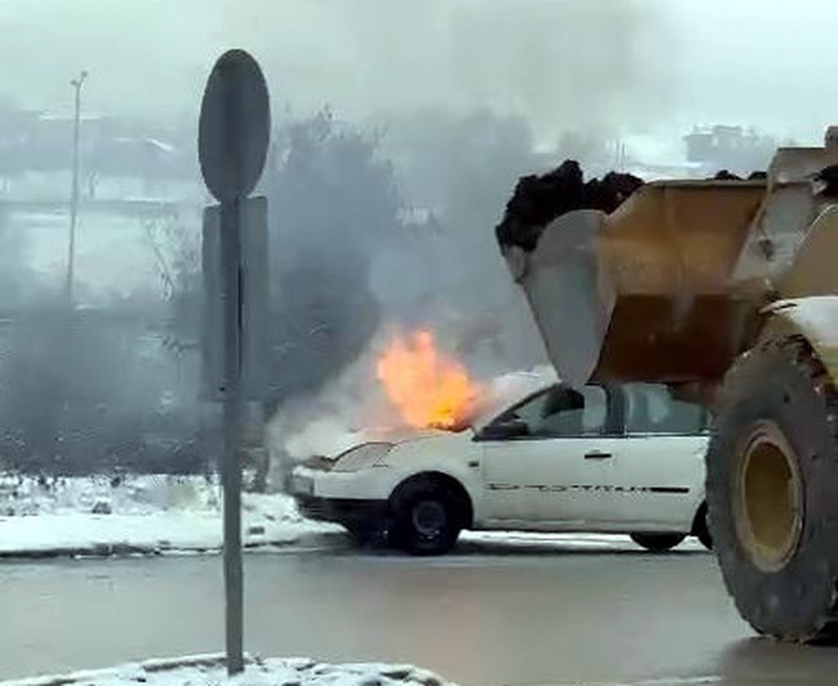 Bolu\'da Seyir Halindeki Otomobilde Yangın Çıktı, Toprakla Söndürüldü