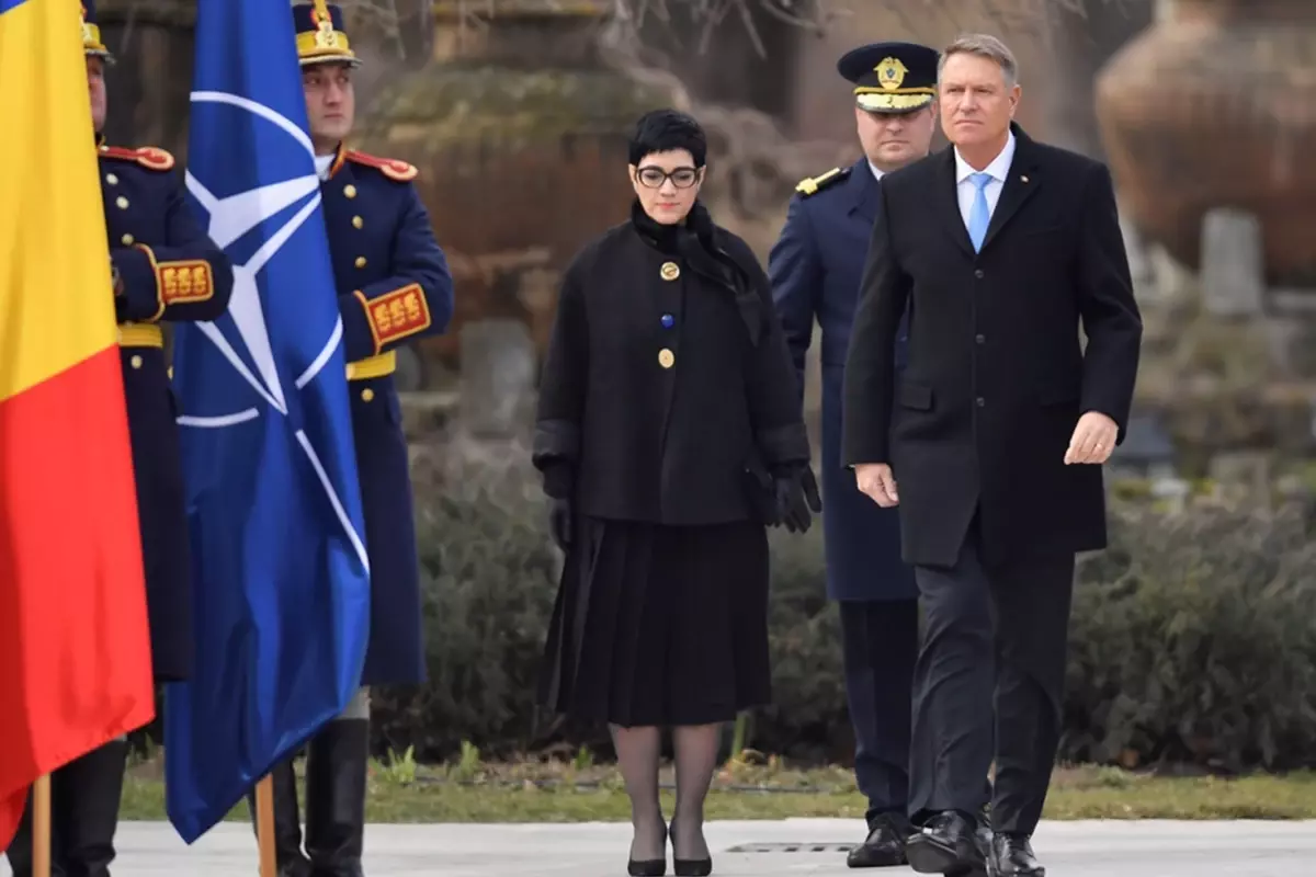 Romanya\'da kaos! Seçim iptal edildi, Cumhurbaşkanı Iohannis istifa etti