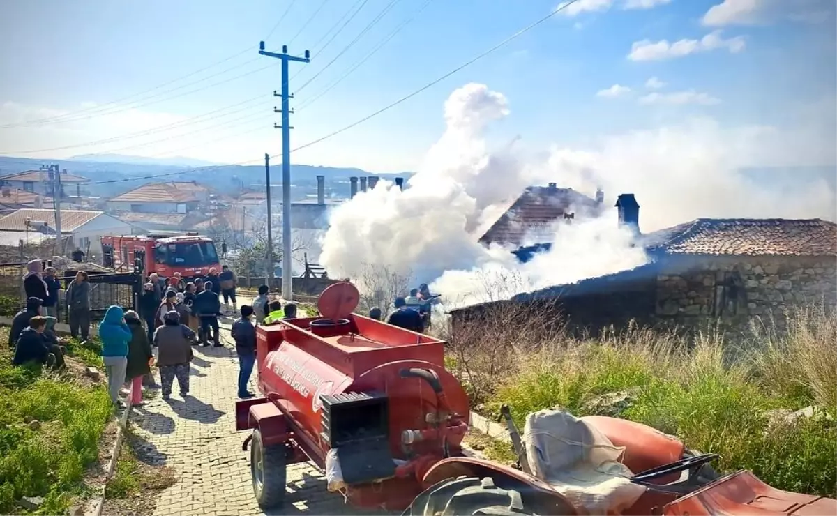 İzmir\'de Damda Çıkan Yangın Kısa Sürede Söndürüldü