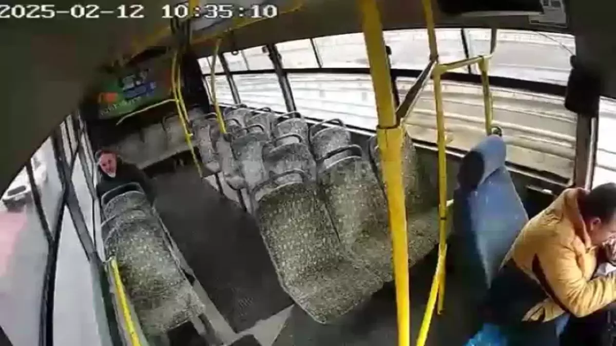 İzmit\'te Halk Otobüsü Kontrolden Çıktı, Kaza Sonrası Yaralılar Hastaneye Kaldırıldı