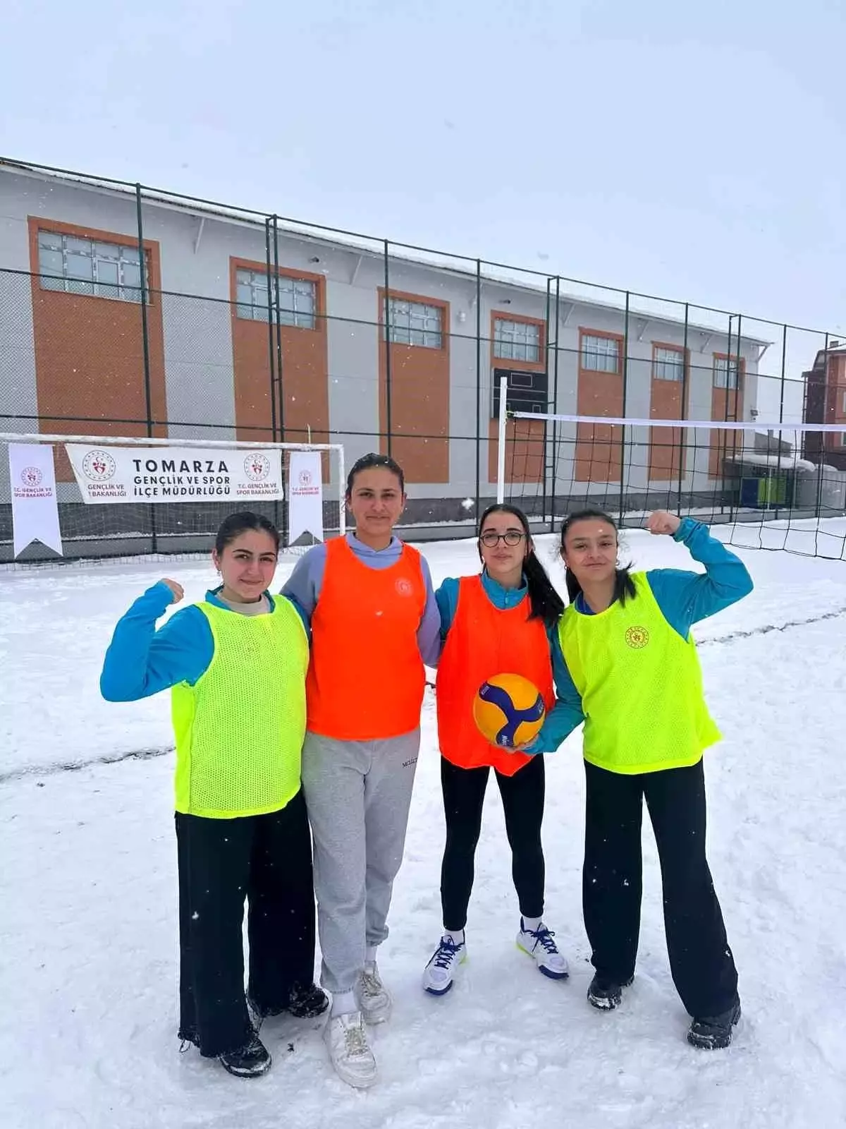 Tomarza\'da İlk Kar Voleybolu Turnuvası Düzenlendi