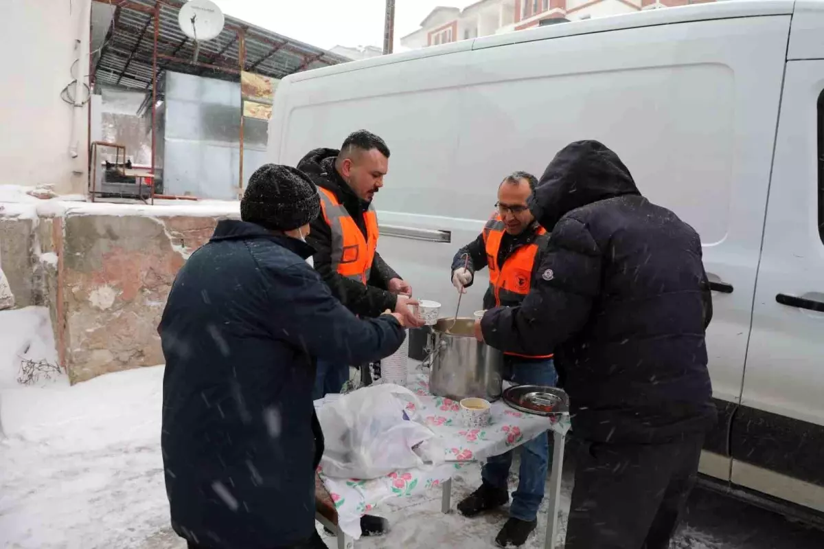 Yozgat\'ta Kuyrukta Bekleyenlere Sıcak Çorba İkramı