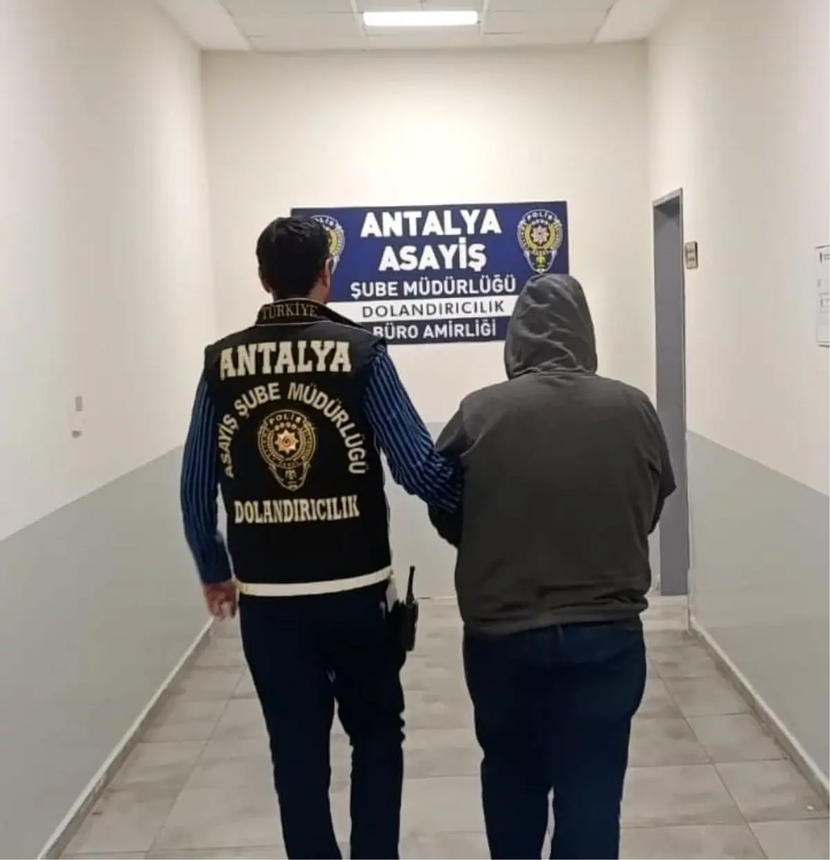 Antalya\'da \'Polis\' Dolandırıcısı Yakalandı