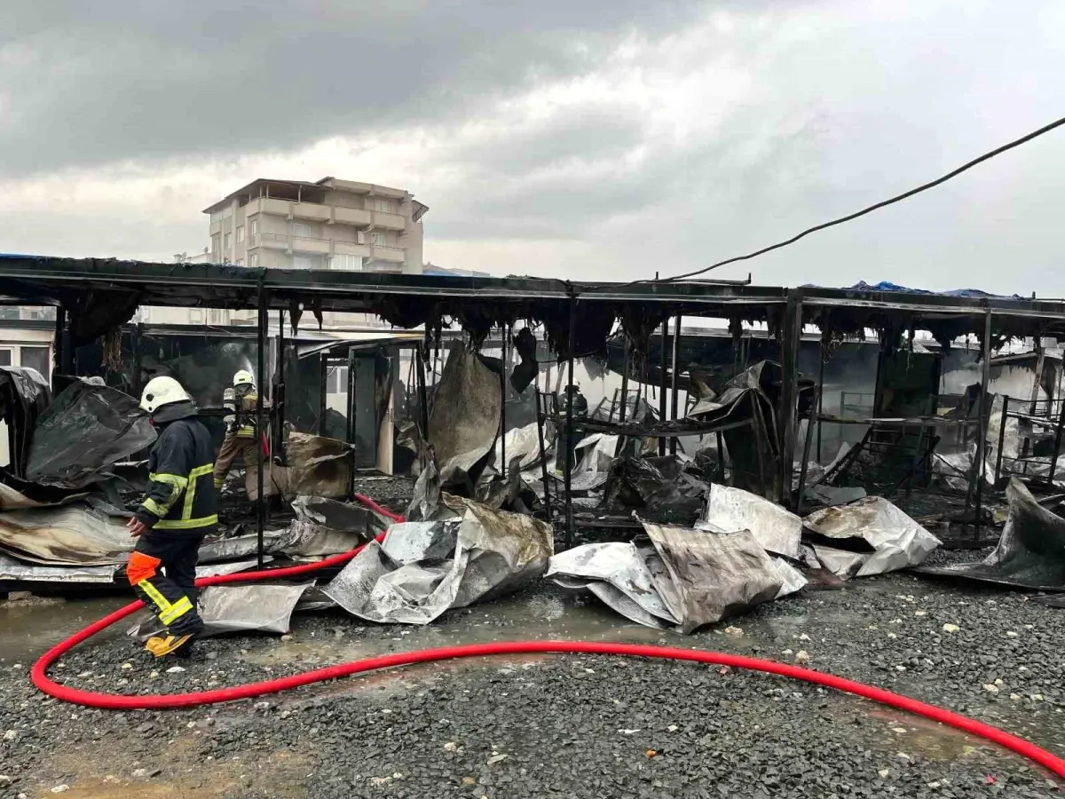 Hatay\'da İşçilerin Kaldığı Konteyner Yatakhanede Yangın