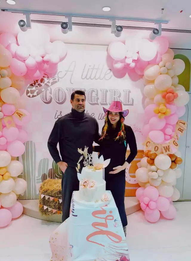 Zeynep Sever Demirel'e sürpriz baby shower partisi! Volkan Demirel ile pozlarına yorum yağdı