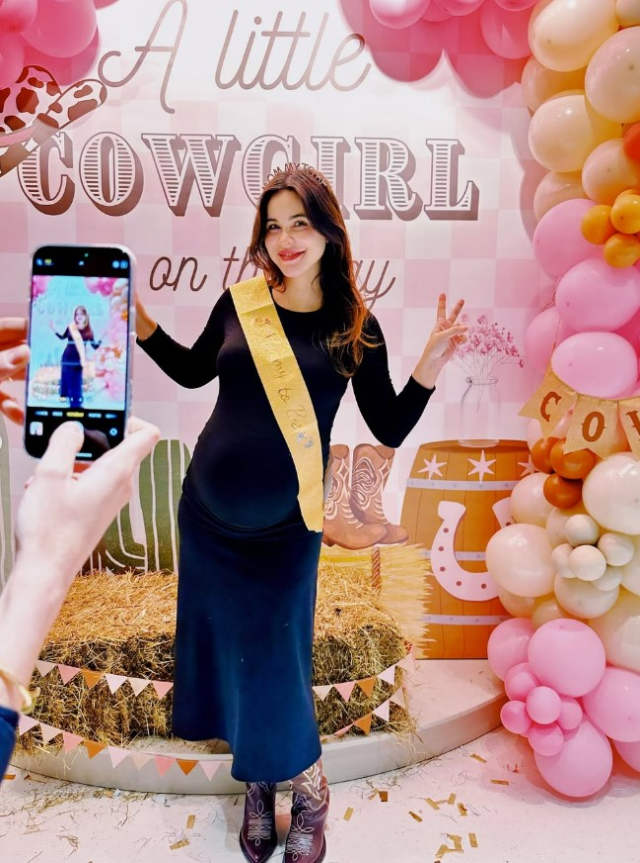 Zeynep Sever Demirel'e sürpriz baby shower partisi! Volkan Demirel ile pozlarına yorum yağdı