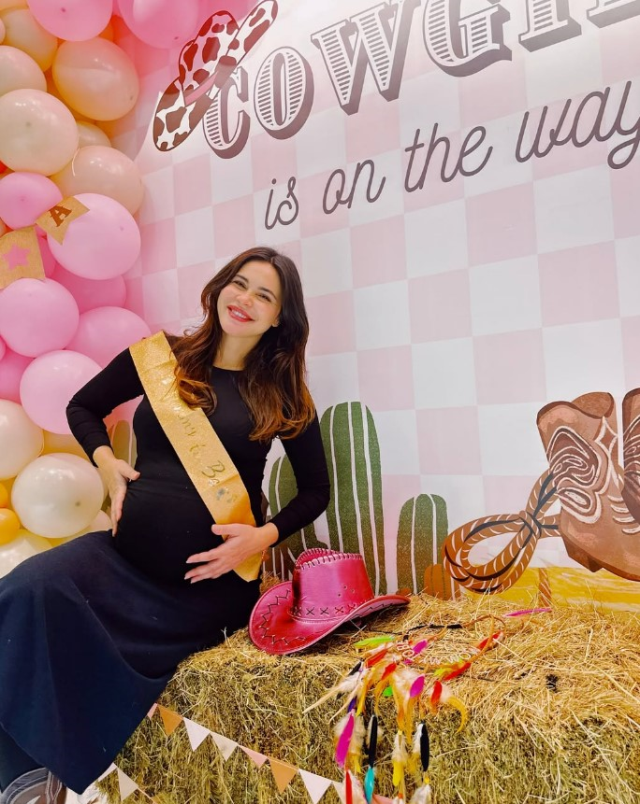 Zeynep Sever Demirel'e sürpriz baby shower partisi! Volkan Demirel ile pozlarına yorum yağdı