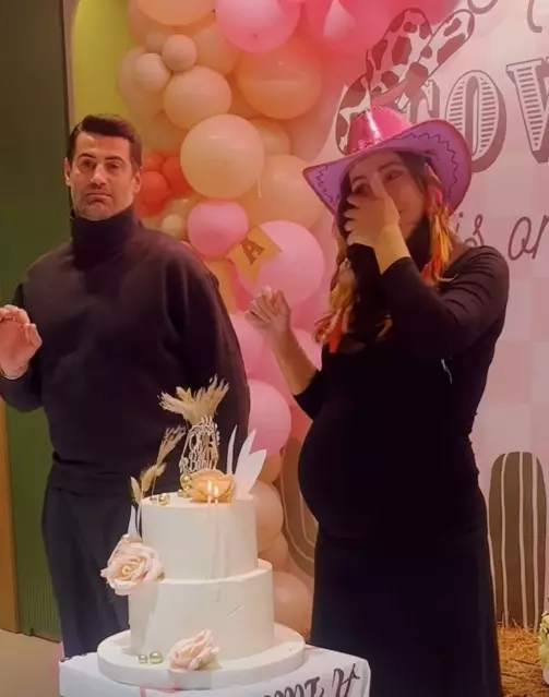 Zeynep Sever Demirel'e sürpriz baby shower partisi! Volkan Demirel ile pozlarına yorum yağdı