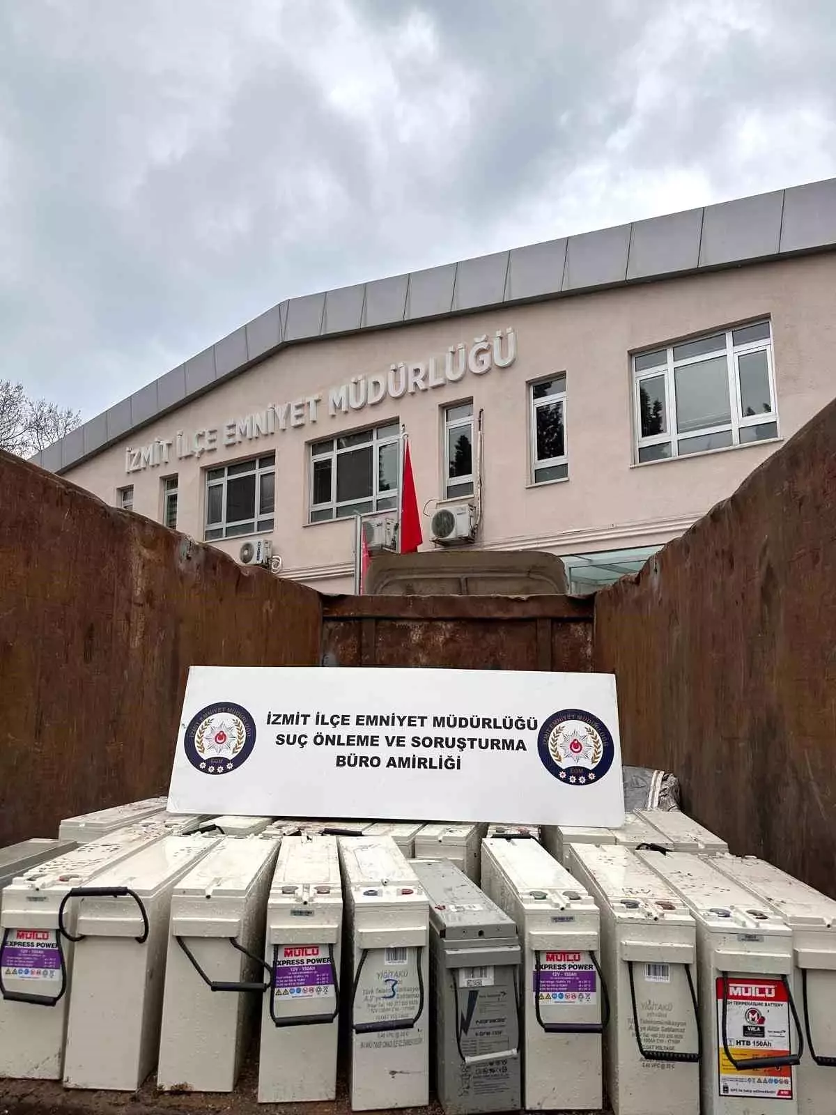 İzmit\'te 1.3 Milyonluk Akü Hırsızlığı