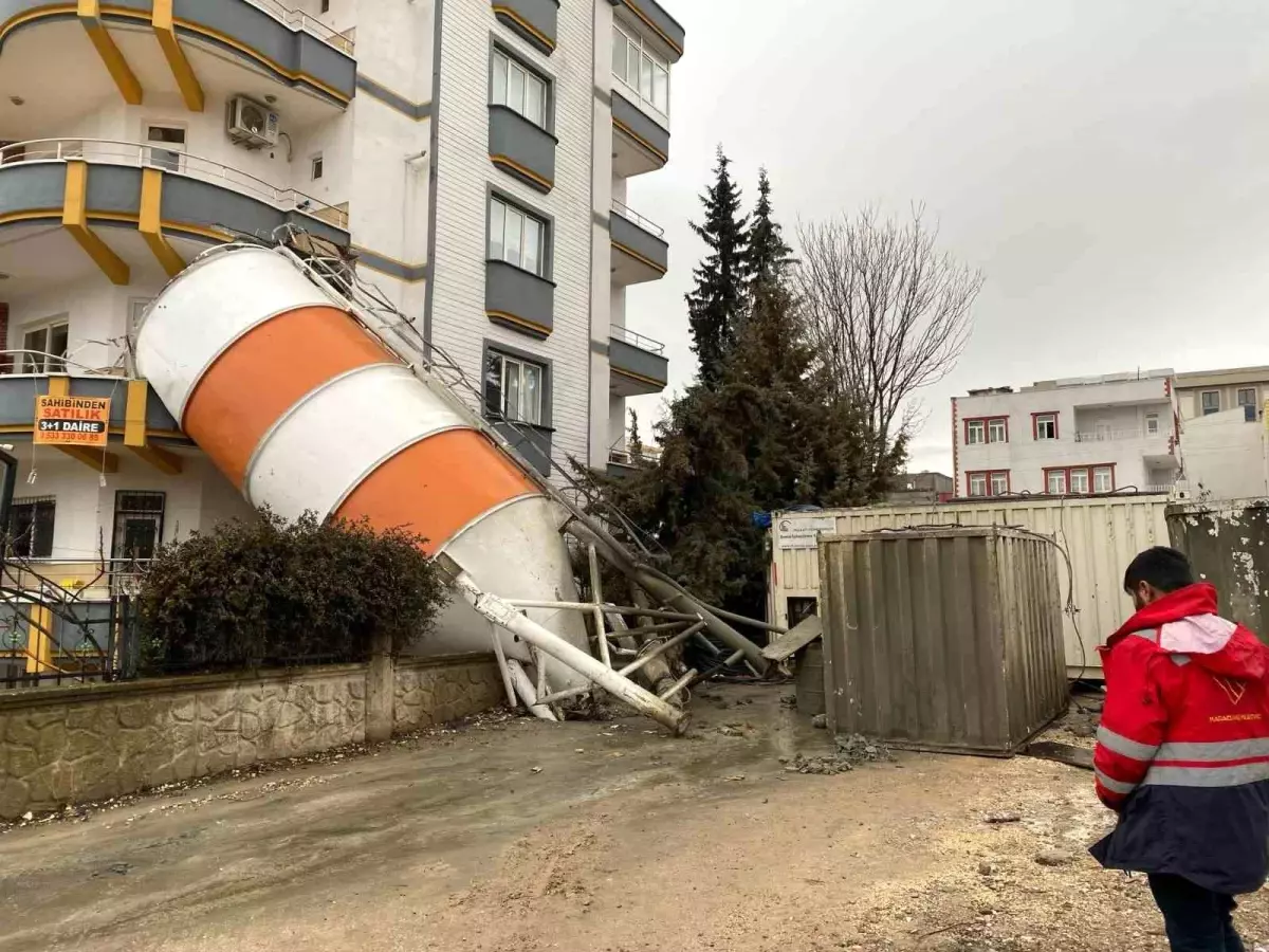 Adıyaman\'da Beton Silosu Devrildi