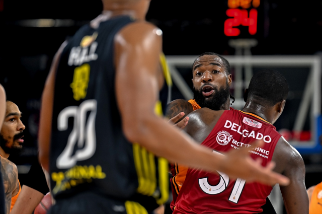 Basketbolda Fenerbahçe-Galatasaray maçı yarıda kaldı