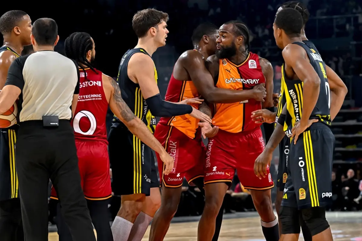 Basketbolda Fenerbahçe-Galatasaray maçı yarıda kaldı