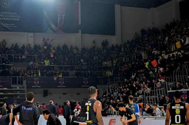 Basketbolda Fenerbahçe-Galatasaray maçı yarıda kaldı